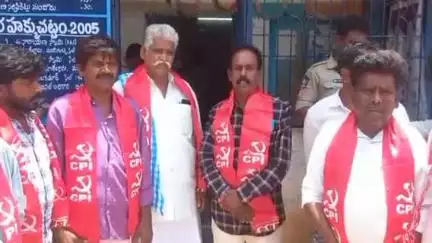సూపర్ సిక్స్ హామీల్లో భాగంగా ఇంటి స్థలాలు ఇవ్వాలని ముదిగుబ్బలో సీపీఐ నిరసన