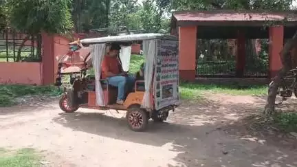 নানুর: IC-কে হুমকি অনুব্রত মণ্ডলের; কীর্ণাহারে টোটোয় ফেস্টুন লাগিয়ে অভিনব প্রতিবাদ শান্তিনিকেতনের টোটো চালকের