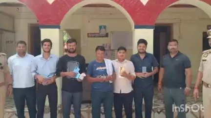 सिरौली गौसपुर: थाना टिकैतनगर पुलिस ने CEIR पोर्टल के माध्यम से खोए हुए पांच मोबाइल आवेदकों को बरामद कर सुपुर्द किया