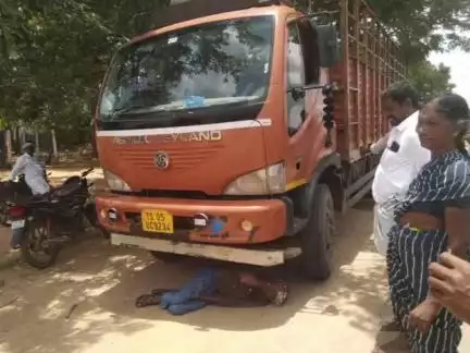 అలంపూర్: పులికల్లు వడ్ల కొనుగోలు కేంద్రంలో లారీలు లేక రైతులు నిరసన