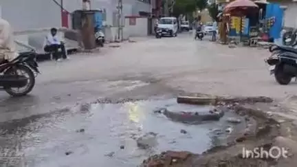લુણાવાડા: જૂની મામલતદાર કચેરી પાસેના વિસ્તારમાં ભૂગર્ભ ગટરના પાણી બેક મારતા માર્ગ ઉપર વહ્યા