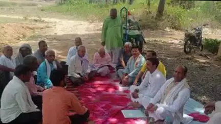 सतगावां: सतगावां में संविधान बचाओ रैली को सफल बनाने के लिए हुई बैठक