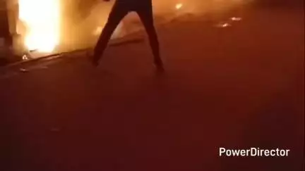 नैनीताल: भवाली बाजार में सोमवार की रात अचानक तीन दुकानों में लगी आग, बाजार में मची अफरा-तफरी