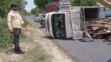सैदपुर: खानपुर बाजार में बांस-बल्ली लदे मैजिक को तेज रफ्तार बस ने मारी टक्कर, चालक और खलासी की हालत गंभीर