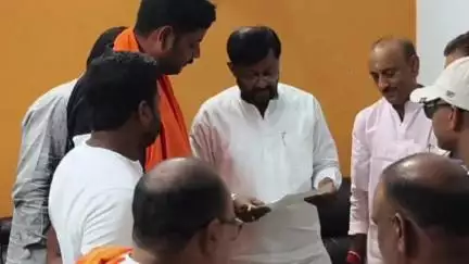 ओबरा: ओबरा बाजार स्थित आवास में सड़क दुर्घटना रोकथाम फाउंडेशन ने NH-139 को फोरलेन बनाने की मांग संजय सिंह को सौंपा