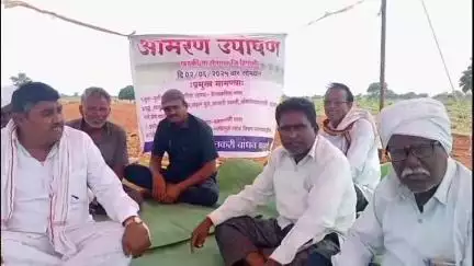 सेनगाव: खडकी येथे शेतात जाण्यासाठी रस्ता उपलब्ध करून देण्याच्या मागणीसाठी शेतकऱ्यांचे आमरण उपोषण