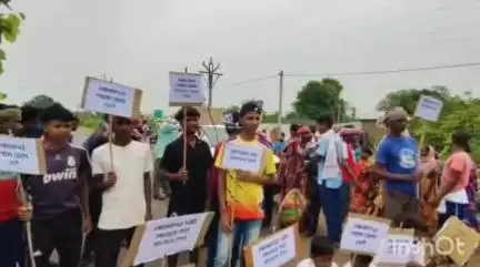 তালড্যাংরা: রাস্তা পাকা করার দাবিতে যশোদানন্দপুর প্রতীক্ষালয়ের সামনে অবরোধ, ওন্দার জয়েন্ট BDOর আশ্বাসে অবরোধ উঠে #jansamasya