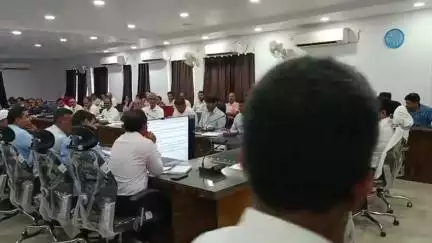 सतना जिला कलेक्ट्रेट में कलेक्टर ने विभागीय अधिकारियों के साथ बैठक कर विभागीय कार्यों की समीक्षा की