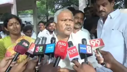 తాడిపత్రి: తిమ్మనచెరువులో జరిగిన దాడిలో గాయపడి చికిత్స తీసుకుంటున్న వైసీపీ కార్యకర్తలను పరామర్శించిన కేతిరెడ్డి పెద్దారెడ్డి