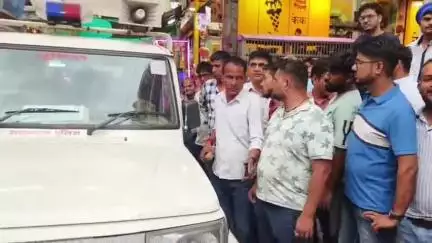 नवलगढ़: नानसा गेट पर बिल्डिंग के नीचे खड़ी गाड़ी पर गिरा पत्थर, गाड़ी का शीशा टूटा, बड़ा हादसा टला