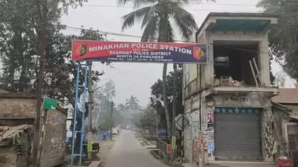 মিনাখাঁ: মারামারির ঘটনায় চাপালি এলাকা থেকে দুই যুবককে আটক করল মিনাখা থানার পুলিশ