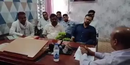 डंडई: बैंक मैनेजर संग डंडई में हुई उच्च स्तरीय बैठक, ग्रामीणों तक बीमा योजनाएं पहुंचाने पर ज़ोर