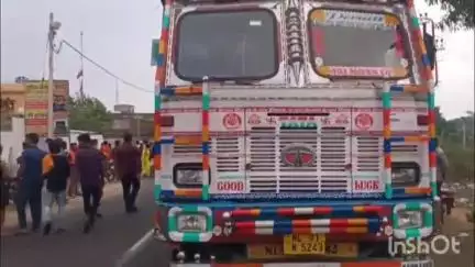 तिसरी: दो बाइक की टक्कर में एक व्यक्ति ट्रक के नीचे आया, दोनों पैर कुचले गए
