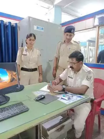 #कटिहार_पुलिस द्वारा बैंकिंग प्रतिष्ठानों /ATM में सुरक्षा-व्यवस्था सुनिश्चित करनें हेतू बैंकों की सुरक्षा जांच की जा रही है I

👉बैंक परिसर के अंदर एवं बाहर संदिग्ध पर निगरानी रखी जा रही है I