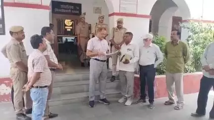 इटावा: ग्राम विकास अधिकारियों ने कलेक्ट्रेट में विभागीय अधिकारियों के खिलाफ दिया ज्ञापन