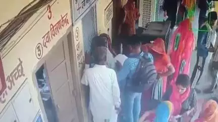 श्रीडूंगरगढ़: उपजिला अस्पताल में पत्नी को दिखने पहुंचे व्यक्ति की जेब से निकले 50 हजार रुपए, सीसीटीवी वीडियो आया सामने