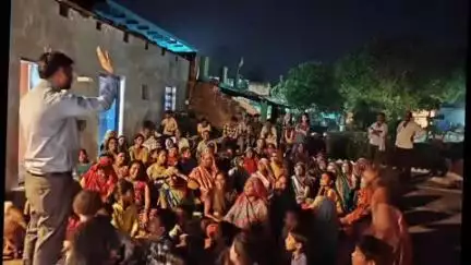 जबेरा: ग्राम मुवार में स्वास्थ्य एवं पोषण केंद्रित रात्रि चौपाल, जच्चा-बच्चा देखभाल के लिए किया प्रेरित