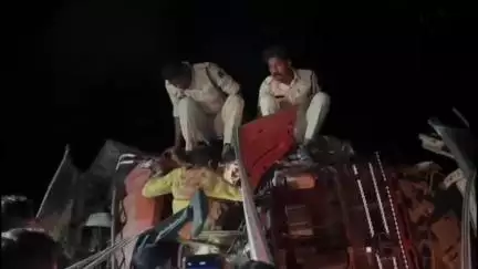 बिलासपुर: रतनपुर में पेड़ से टकराकर पलटा मालवाहक, हादसे में 3 लोग घायल, 2 वाहन के अंदर फंसे, ढाई घंटे चला रेस्क्यू