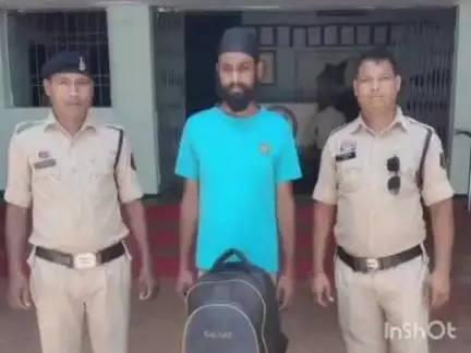 कुरूद: छग ढाबा के पास एक युवक से 37 पौवा शराब जब्त, कुरूद पुलिस ने आबकारी एक्ट के तहत किया गिरफ्तार