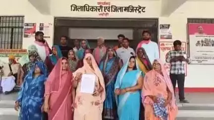 ज्ञानपुर: भुसौला गांव में इंटरलॉकिंग निर्माण में बाधा डालने का आरोप, ग्रामीणों ने डीएम को दिया प्रार्थना पत्र