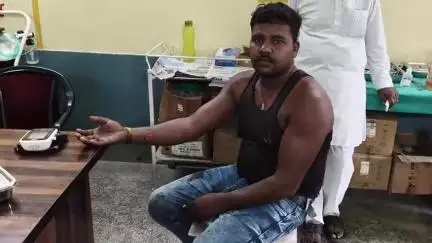 अतरौली: कस्बा छर्रा में दूध के कैंटर चालक को दूसरे वाहन के चालक ने पीटा, फोड़ा सिर