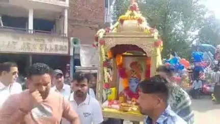 नूरपुर: विश्व विख्यात बाबा क्यालू जी महाराज के 4 दिवसीय दंगल का शुभारंभ सोमवार को इंदौरा विधायक मलेंद्र राजन द्वारा किया गया