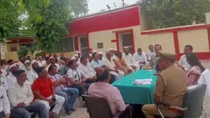 कैराना: ईद-उल-अजहा के पर्व के दृष्टिगत कैराना कोतवाली परिसर में अधिकारियों ने क्षेत्र के गणमान्य लोगों के साथ की बैठक