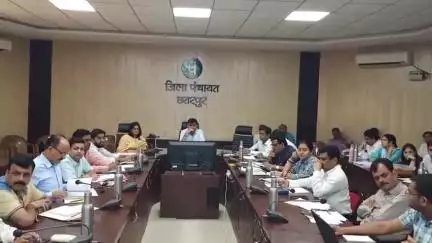 छतरपुर नगर: कलेक्टर की अध्यक्षता में जिला पंचायत सभाकक्ष में टीएल प्रकरणों की समीक्षा बैठक आयोजित हुई