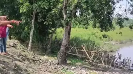 তামুলপুৰ: কেলেং চকত গোৰেশ্বৰ ৰাজহ চক্ৰৰ চক্ৰ বিষয়াই বান পৰিস্থিতিৰ বাবে তামুলপুৰ জলসম্পদ সংমণ্ডলৰ বিষয়াৰ লগত বৈঠক