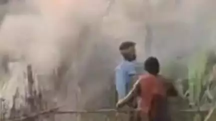 नरकटियागंज: चिंतावनपुर गांव में अचानक आग लगने से एक फुसनुमा घर पूरी तरह जलकर राख