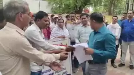 बांधवगढ़: ग्राम रोजगार सहायक संघ ने विभिन्न मांगों को लेकर मुख्यमंत्री के नाम सीईओ जिला पंचायत को ज्ञापन सौंपा