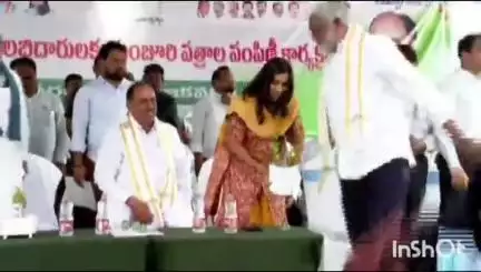 పరకాల వ్యవసాయ మార్కెట్‌లో ఇందిరమ్మ ఇళ్ల లబ్ధిదారులకు మంజూరు పత్రాల పంపిణీ కార్యక్రమంలో పాల్గొన్న ఎమ్మెల్యే ప్రకాష్ రెడ్డి