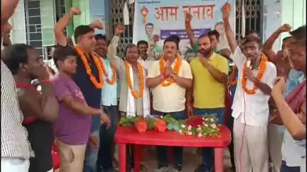 कटिहार: इनडोर स्टेडियम के पास ई-रिक्शा चालक संघ की बैठक आयोजित, विकास सिंह बने संरक्षक