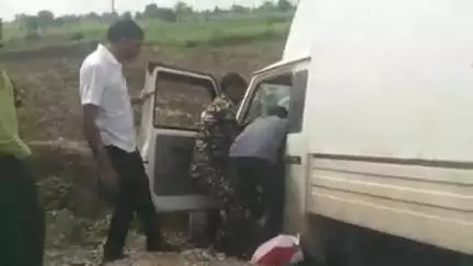 पंडरिया: परसवारा के प्रिंस कोल्ड स्टोरेज के पास तेज रफ्तार पिकअप अनियंत्रित होकर खेत में घुसा, पति-पत्नी व बच्चा घायल हुए
