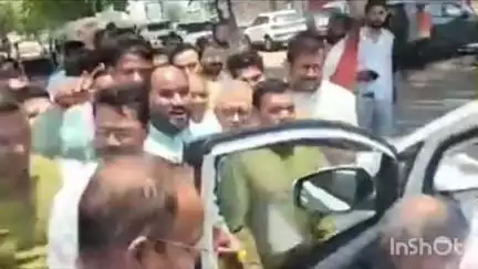 होशंगाबाद नगर: नर्मदापुरम फोरलेन मार्ग के पास भाजपा कार्यकर्ताओं ने कैबिनेट मंत्री नारायण सिंह कुशवाहा का स्वागत किया