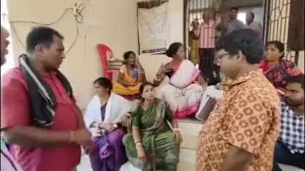ବିଜେପୁର: ଚାରି ଡିସିମିଲି ଘର ଡିହ ପାଇଁ ବିଜେପୁର ତହସିଲ ଅଫିସ ଘେରିଲେ ହିତାଧିକାରୀ #jansamasya