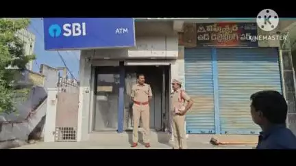 హుజూర్ నగర్: హుజూర్ నగర్ పట్టణంలో ఏటీఎం చోరీ సంఘటన స్థలాన్ని పరిశీలించిన ఎస్పీ నరసింహ