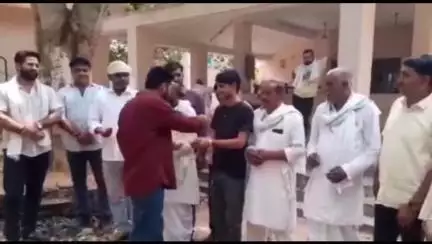 करौली: पीलूपुरा में 8 जून को गुर्जर महापंचायत में पहुंचने के लिए करौली शहर में नेताओं ने पीले चावल बांटकर दिया निमंत्रण