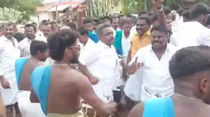 இலுப்பூர்: நடனமாடிய திமுக பிரமுகர் வைலோகத்தில் தேர் திருவிழாவில் திமுக பிரமுகர் சந்திரன் பொதுமக்களோடு இணைந்து நடனமாடினார் மக்கள் மகிழ்ச்சி