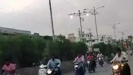 सिल्लोड: शहरातील तहसील समोर दारूच्या नशेत व्यक्ती मुख्य रस्त्यावर पडून मात्र अधिकाऱ्यांची दुर्लक्ष
