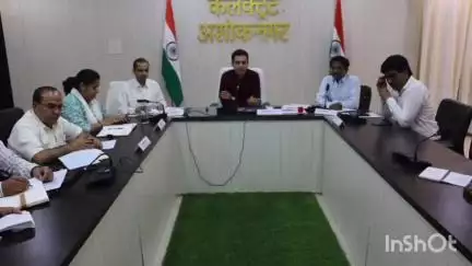 अशोक नगर: कलेक्ट्रेट सभाकक्ष में कलेक्टर की अध्यक्षता में समय सीमा के लंबित पत्रों की समीक्षा बैठक हुई आयोजित