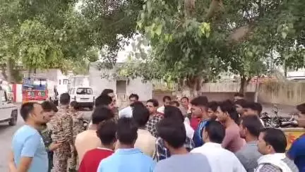 लहार: लहार थाना क्षेत्र में LJCC कंपनी ने ग्राहकों को लगाया लाखों का चूना, पीड़ितों ने थाने में की शिकायत #jansamasya