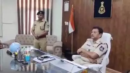 निवाड़ी: निवाड़ी जिले के पुलिस अधीक्षक ने सहायक उप निरीक्षक को सेवानिवृत्ति पर दी भावभीनी विदाई