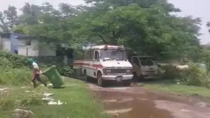 বালুরঘাট: মির্জাপুরে সরকারি বিদ্যুতের খুঁটি থেকে রাস্তায় ছিঁড়ে পড়ল তাঁর, তাঁরের সংস্পর্শে আসতেই মৃত্যু হল এক ব্যক্তির; আহত এক
