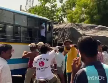 దుగ్గొండి మండలంలోని గిన్నిబావి వద్ద లారీ, బస్సు ఢీకొనడంతో పలువురికి గాయాలు