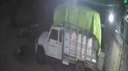 शिवपुरी नगर: लाल कोठी के पास स्थित एक दुकान में चोरी करते पकड़े जाने पर चोर ने किशोर को चाकू मारकर किया घायल, CCTV में कैद हुई घटना