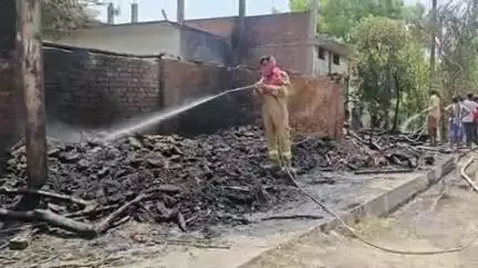करछना: मुंगारी गांव स्थित एक ग्रामीण के घर में अराजक तत्वों ने लगाई आग, गृहस्थी का सामान समेत अन्य सामान जलकर हुआ राख