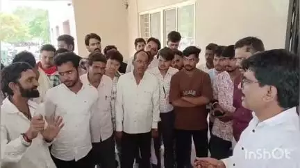 अशोक नगर: राशन दुकान संचालकों ने समस्याओं के समाधान के लिए कलेक्ट्रेट कार्यालय में SDM को सौंपा ज्ञापन