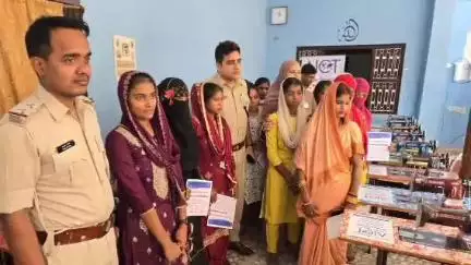 रुन्नी सैदपुर: माधोपुर सुल्तानपुर में AICT द्वारा महिलाओं को सिलाई मशीन दी गई, सदर डीएसपी हुए शामिल