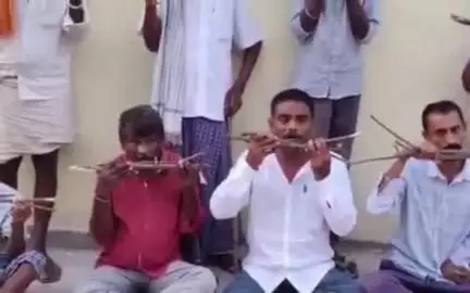 సూర్యాపేట: కందగట్ల గ్రామంలో కట్టెలు తింటూ దివాంగులు వినూత్న నిరసన